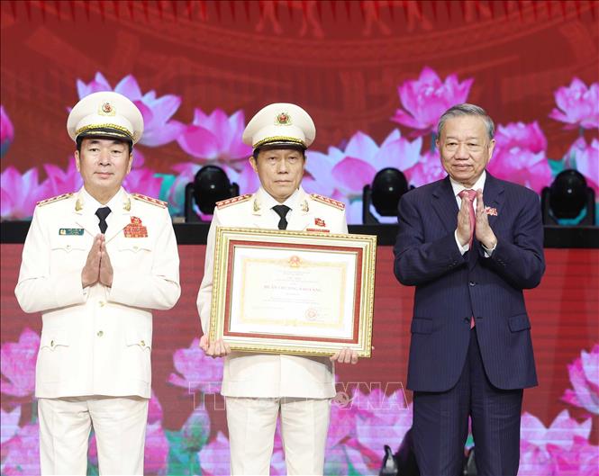 Tổng Bí thư Tô Lâm trao Huân chương Sao vàng lần thứ 5 tặng lực lượng Công an nhân dân. Ảnh: Thống Nhất/TTXVN
