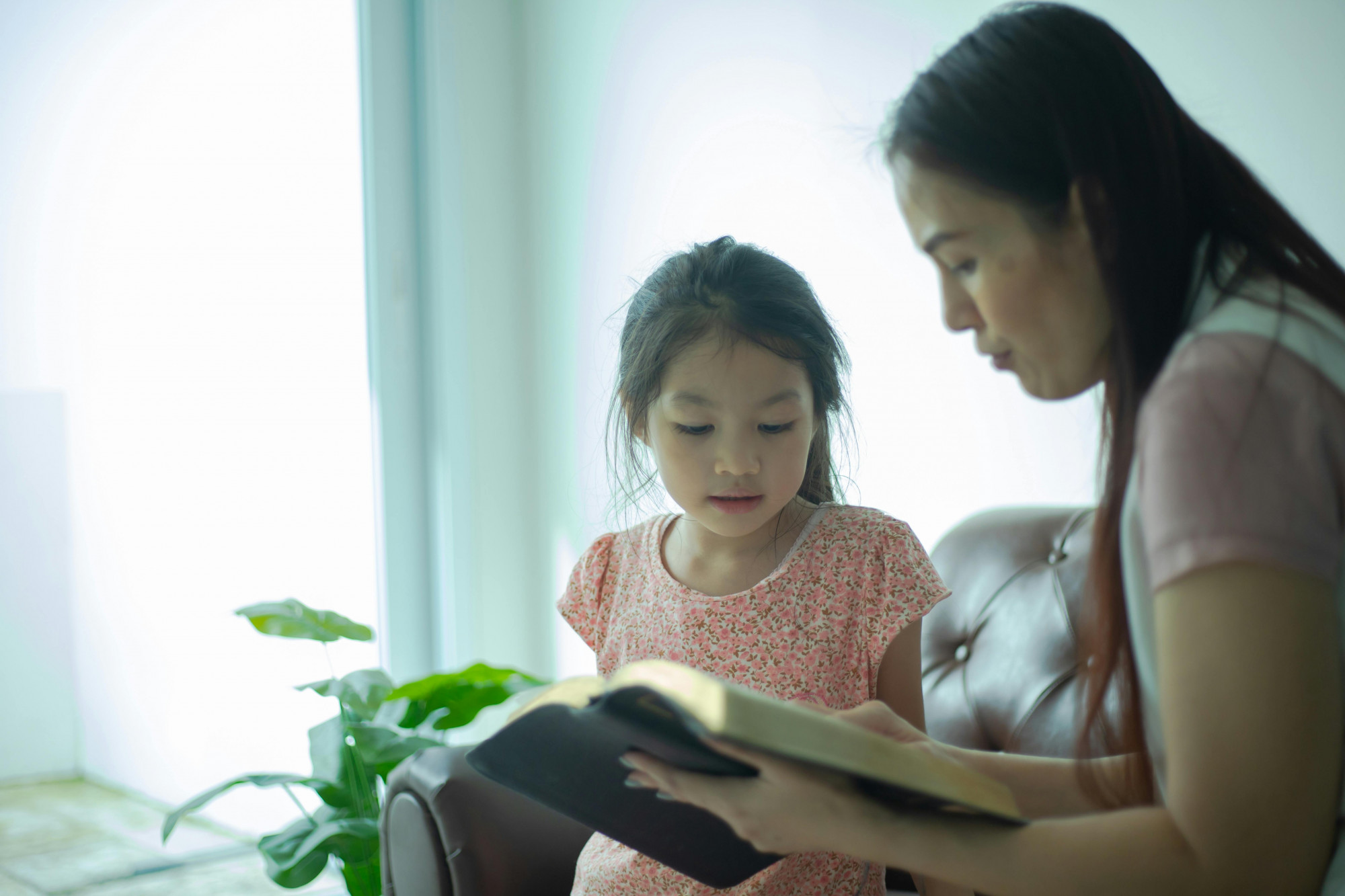 Chị không muốn anh dùng khoản tiền tiết kiệm cho con ném vào đầu tư một cách nóng vội - Ảnh: Pexels