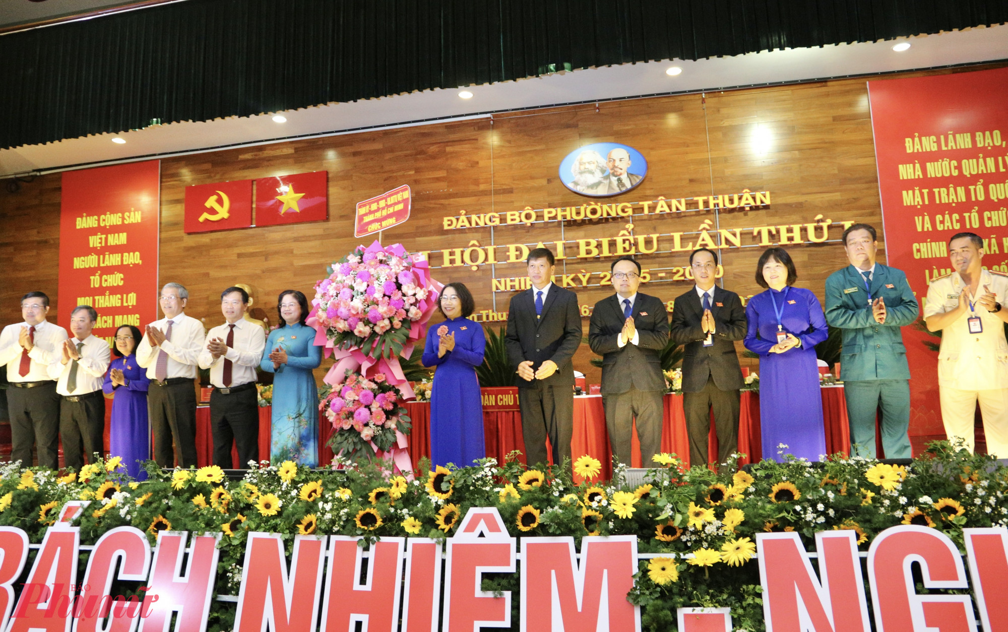 Lãnh đạo TPHCM tặng hoa chúc mừng Đại hội đại biểu lần thứ I, nhiệm kỳ 2025-2030 của phường Tân Thuận - Ảnh: Thanh Tâm