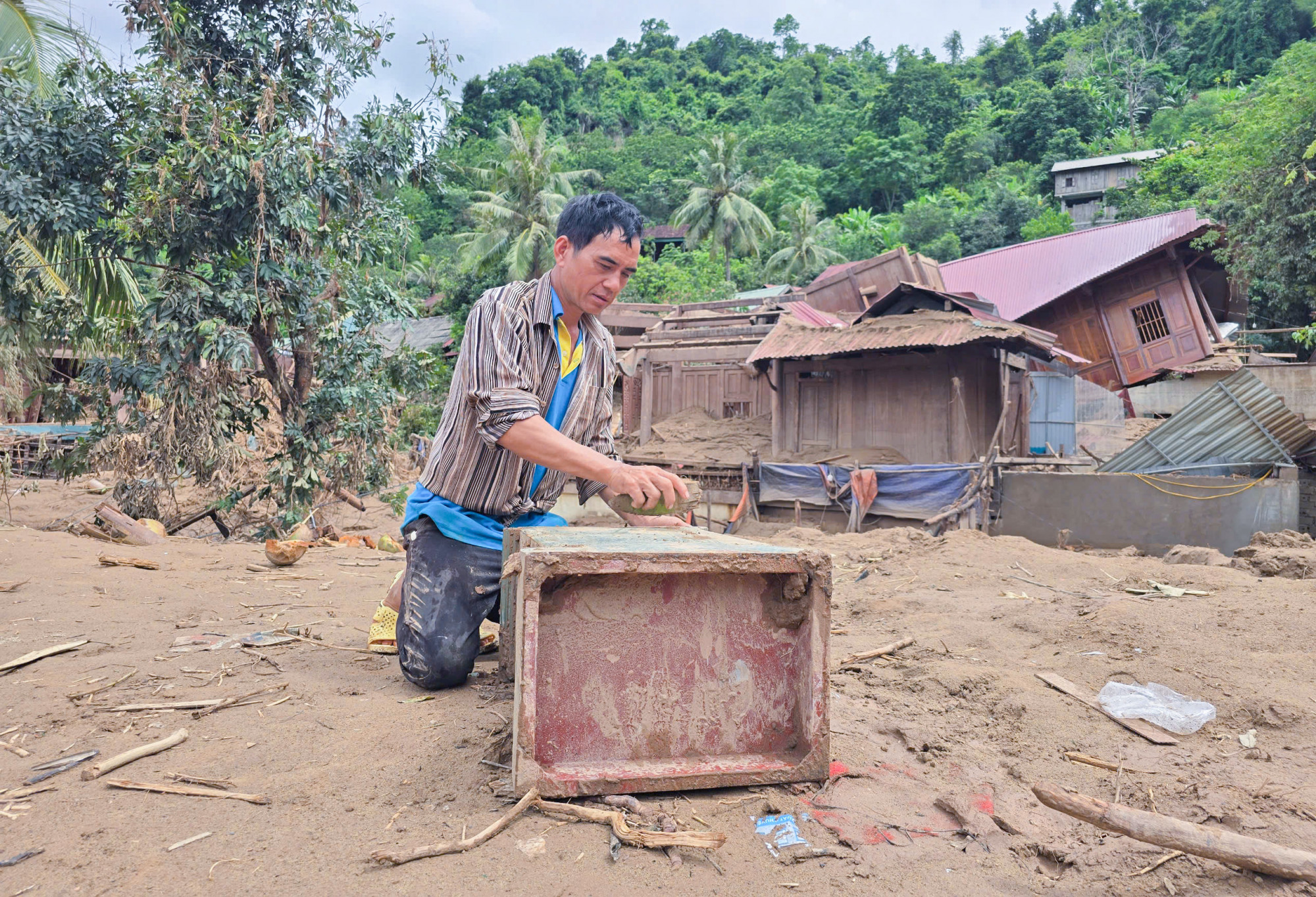 Một chiếc két sắt được người dân bản Xiềng Tắm tìm thấy khi nhà bị cuốn trôi hoàn toàn - Ảnh: Phan Ngọc