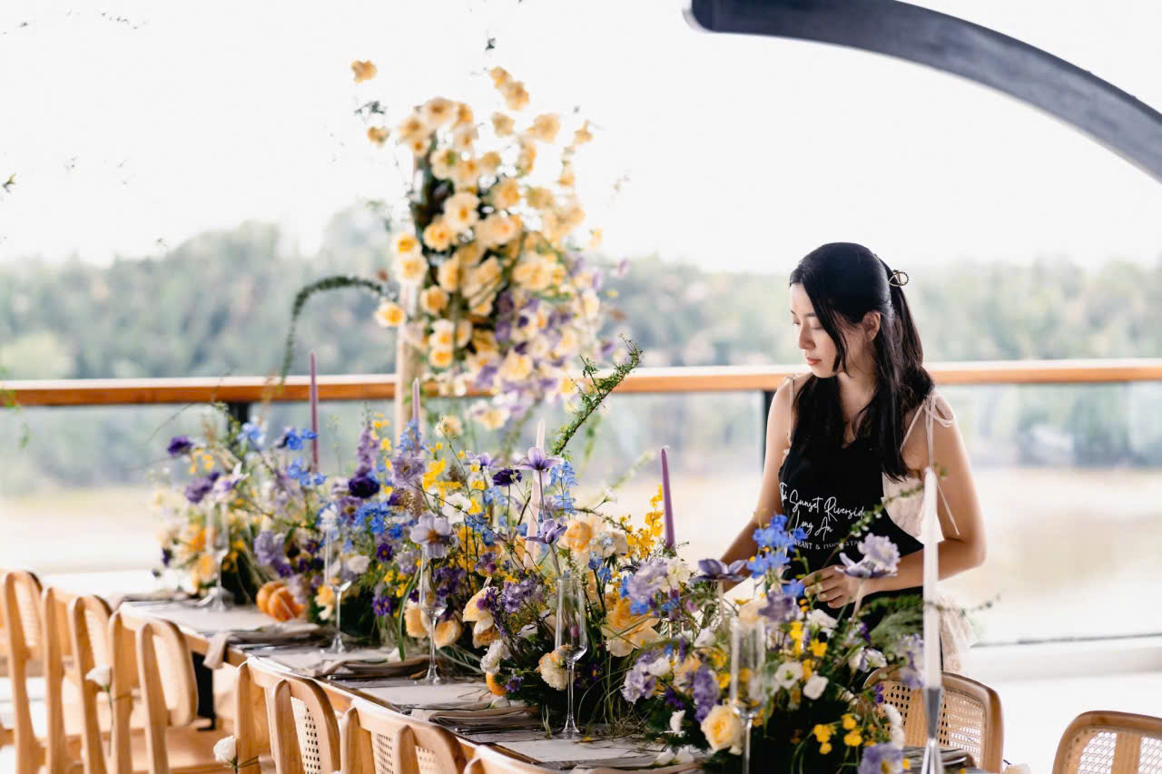 Chị Nhiên tự tay cắm hoa tại The Sunset Riverside Long An - Ảnh do nhân vật cung cấp
