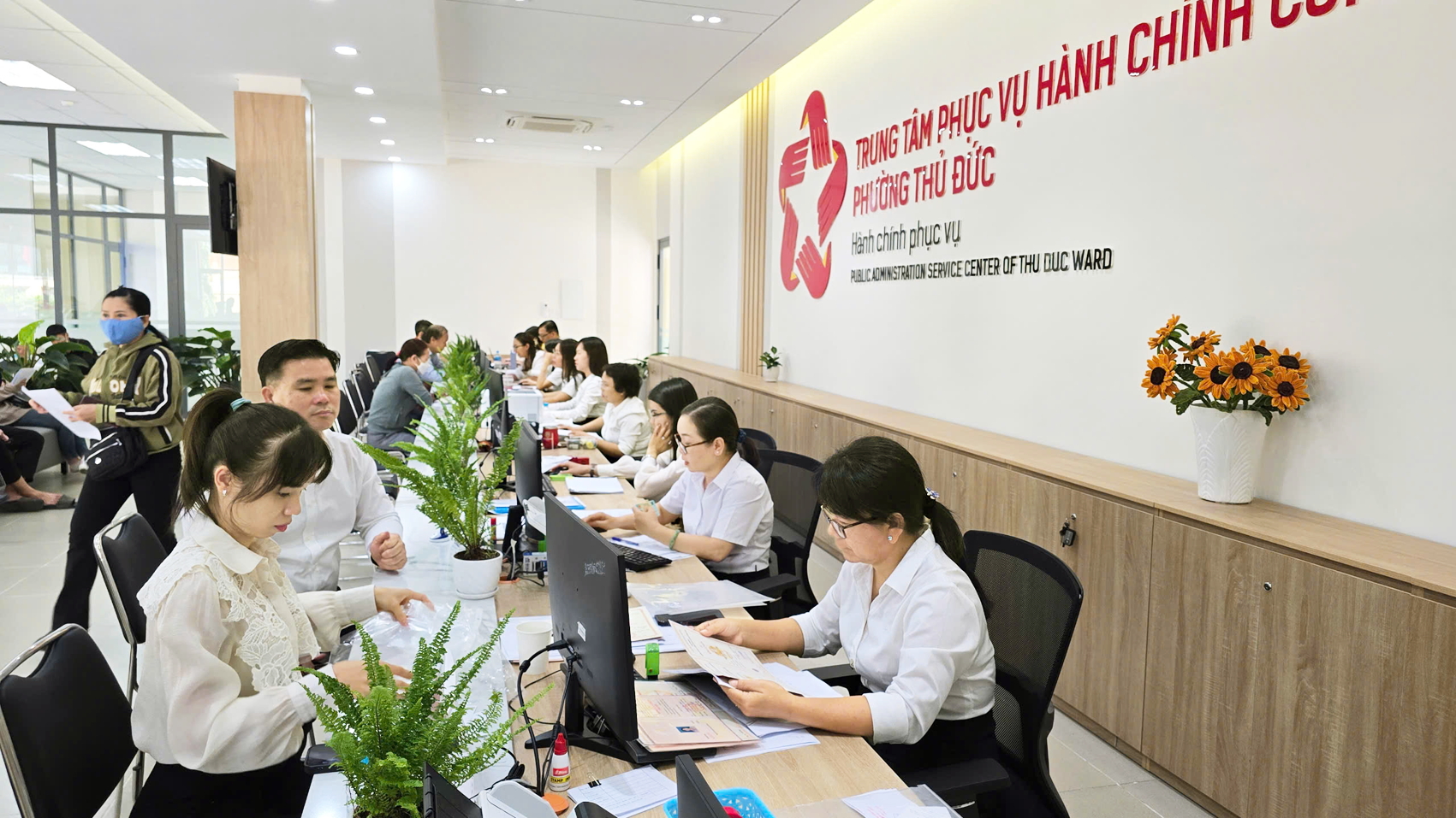 TPHCM tiến tới hành chính phi địa giới Cán bộ tại Trung tâm Phục vụ hành chính công phường Thủ Đức đang chuẩn bị cho việc thực hiện các thủ tục phi địa giới hành chính - ẢNH: TRANG NGUYỄN