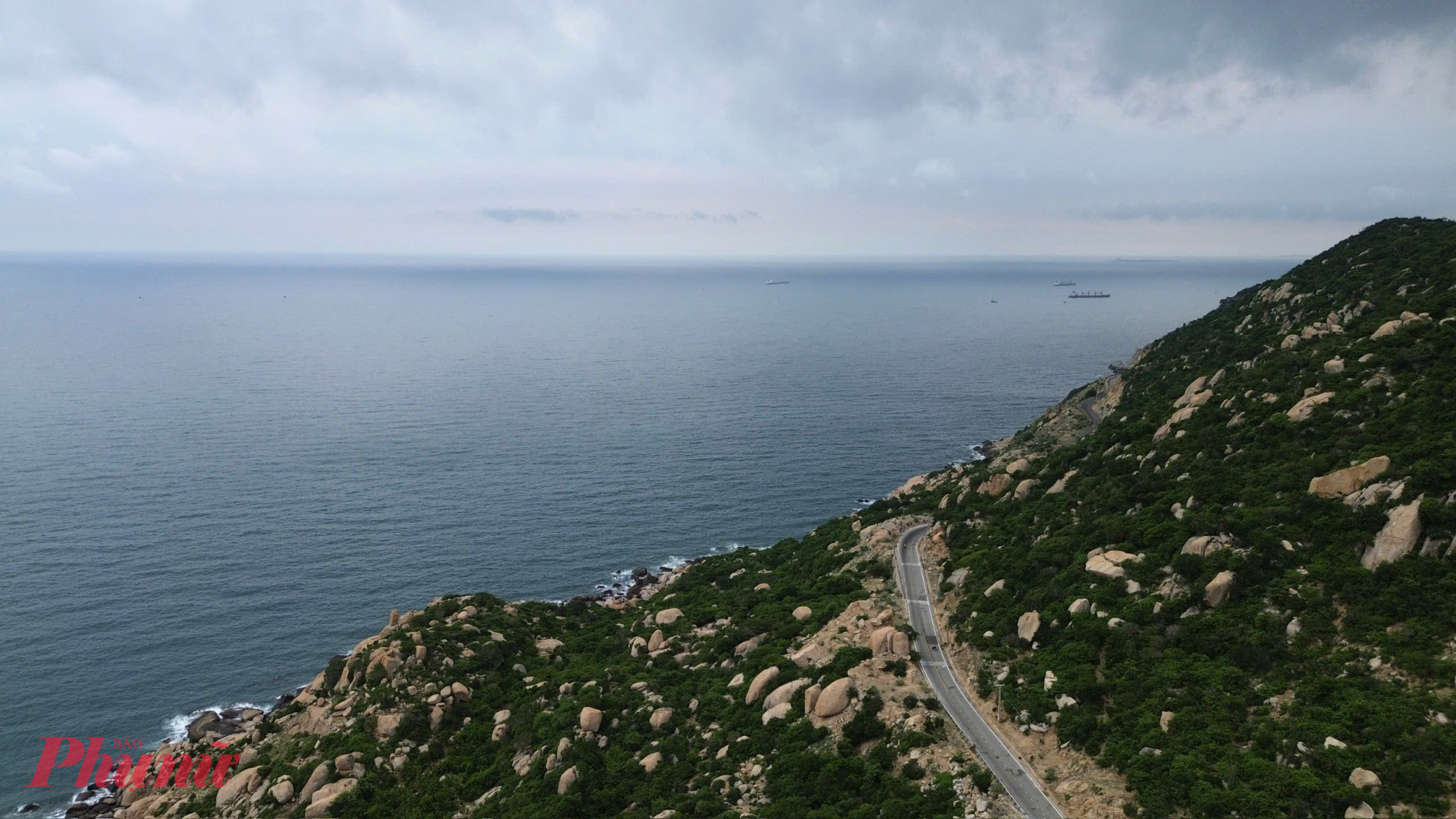 Cung đường biển 701 Cà Ná - Phan Rang tọa lạc tại phía Nam tỉnh Ninh Thuận. Con đường này dài khoảng 50km đi qua nhiều thắng cảnh tại khu du lịch Ninh Thuận, vì thế nơi đây rất đáng để bạn trải nghiệm.