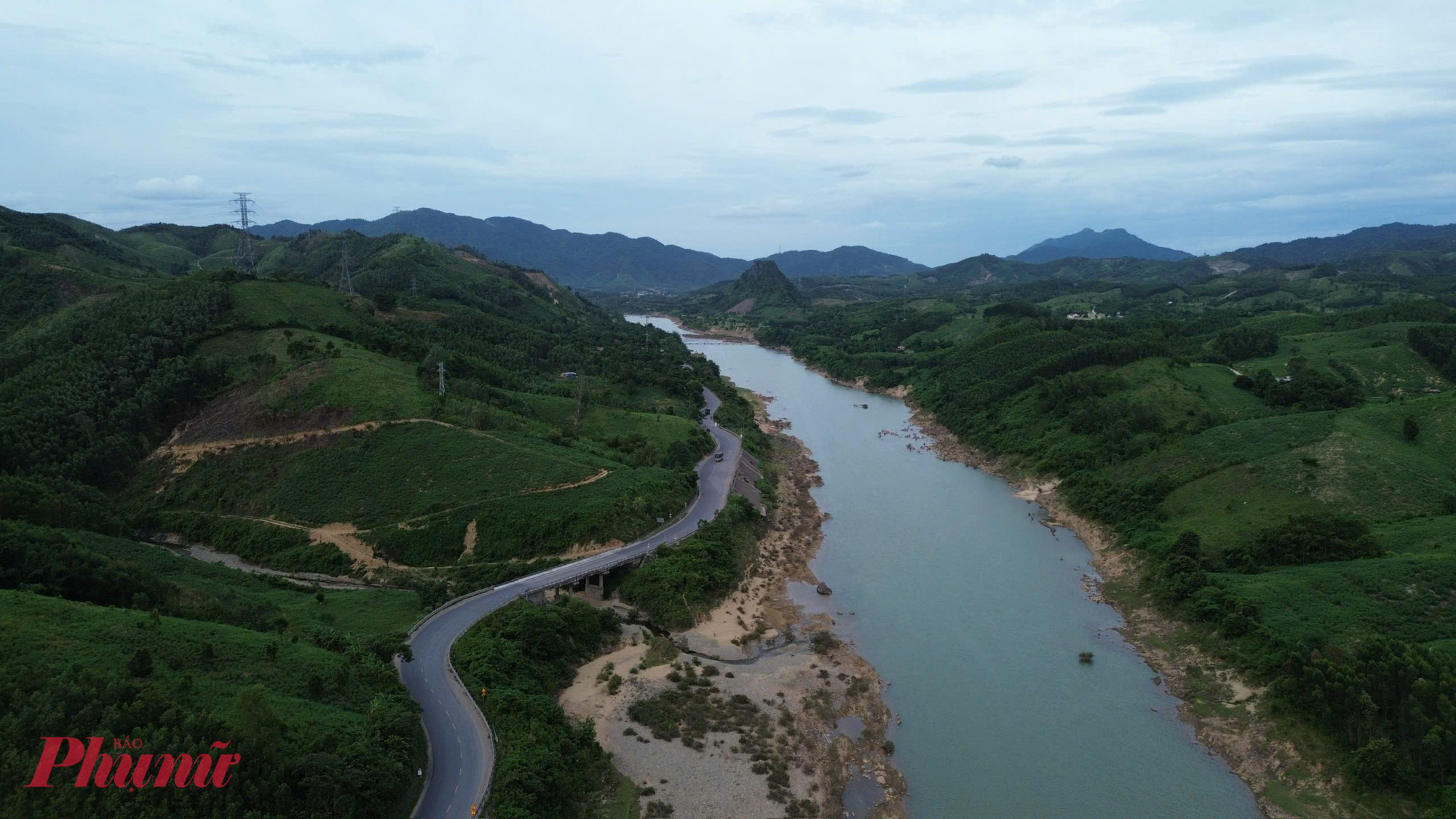 Sau khi chinh phục Đèo Hải Vân, ta tiếp tục di chuyển trên CT01 để có thể đến với tuyến đường Ah16