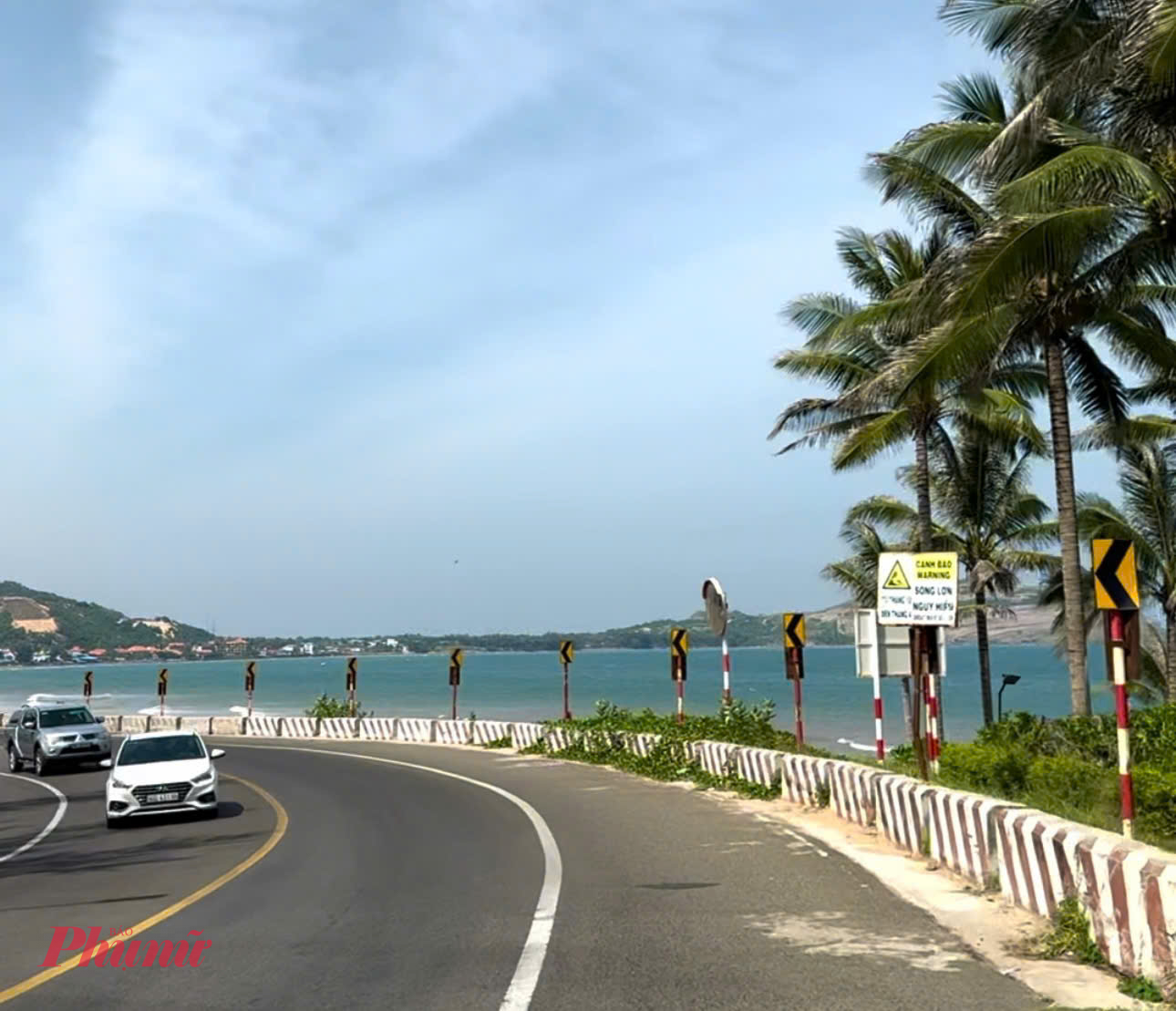 Cung đường DT716 nối Mũi Né – Phan Rí được mệnh danh là một trong những cung đường ven biển đẹp nhất Bình Thuận. Hai bên là một bên biển xanh mênh mông, một bên là đồi cát trắng vàng trải dài, tạo cảm giác vừa hoang sơ vừa hùng vĩ. Đường rộng, thoáng, ít xe nên rất lý tưởng cho những ai mê phượt và thích tự do vi vu. Đi trên DT716, bạn vừa có thể tận hưởng gió biển lồng lộng, vừa tha hồ dừng lại check-in những khung cảnh độc nhất vô nhị.
