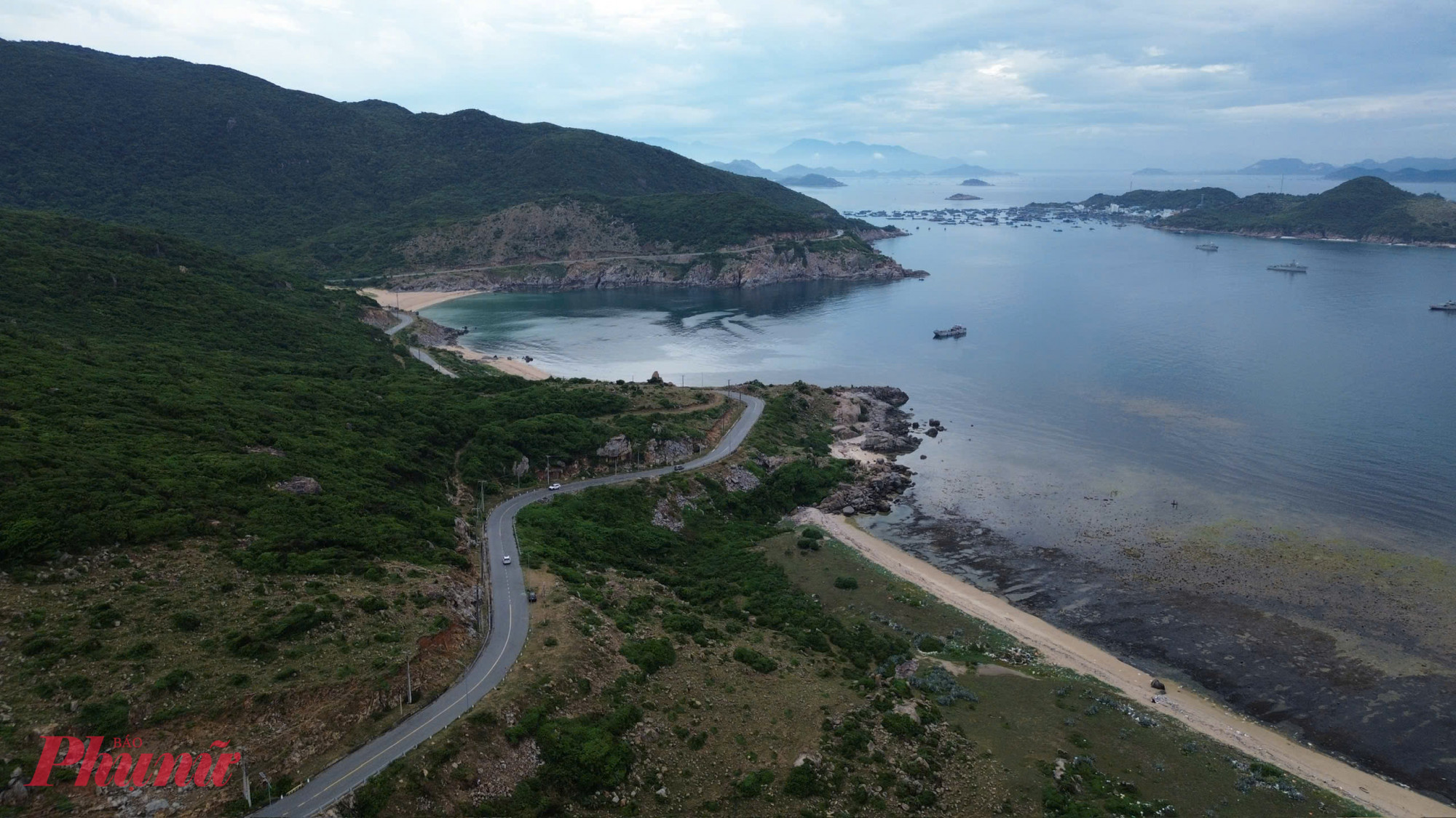 Bởi vì khi đi trên cung đường biển DT702 từ phường Phan Rang - Bình Tiên, bạn sẽ đi từ bất ngờ này đến bất ngờ khác bởi vẻ đẹp thơ mộng, nhẹ nhàng và một chút chấm phá mạnh mẽ, gai góc của các vách đá nơi này. Hoặc đó sẽ là vùng biển Ninh Chữ với nét đẹp hoang sơ, trong trẻo vì chưa có sự tác động của bàn tay con người. Ngoài ra cung đường này đi qua các địa danh như Đầm Vua, Hang Rái... Ảnh Myngoc_Vo
