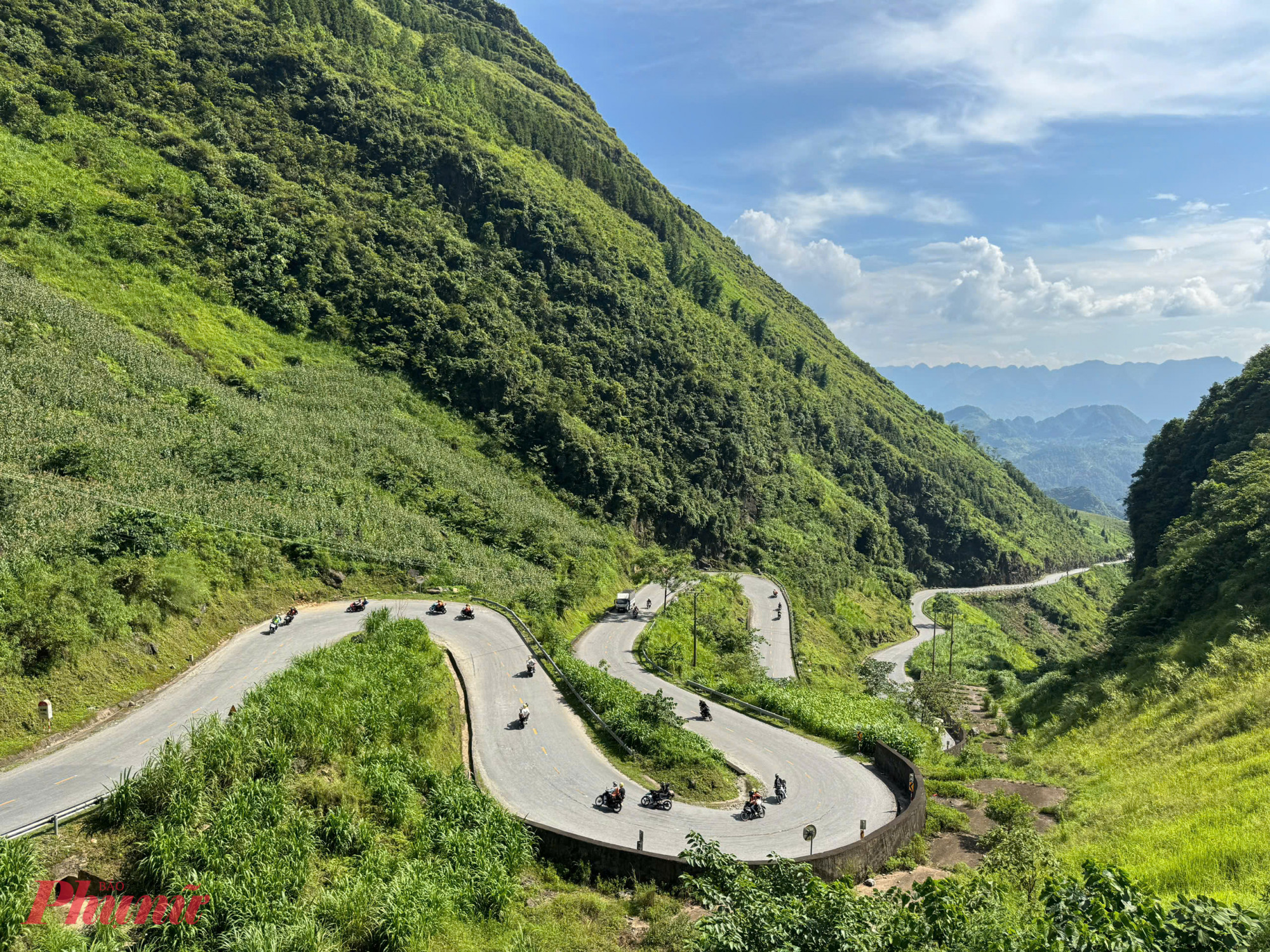 Được mệnh danh là cung đường phượt nguy hiểm nhất vùng phía Bắc, Dốc Thẩm Mã – phường Hà Giang nổi tiếng với những đoạn đường quanh co uốn lượn tựa con mãng xà khổng lồ triền quanh Quốc lộ 4C đoạn nối liền phường Hà Giang đến xã Mèo Vạc. Tại vị trí cao nhất của dốc Thẩm Mã, bạn sẽ có thể di chuyển ra những điểm thoáng đãng, sau đó phóng tầm mắt ra phía xa xa để ngắm nhìn trọn vẹn cảnh sắc non sông tươi đẹp của chốn biên viễn này. Không chỉ sở hữu bức tranh thiên nhiên rực rỡ với những quả đồi núi tiếp nối nhau như bất tận phía xa xa, bạn còn có thể nhìn thấy những cánh đồng lúa canh tác của đồng bào dân tộc nữa.