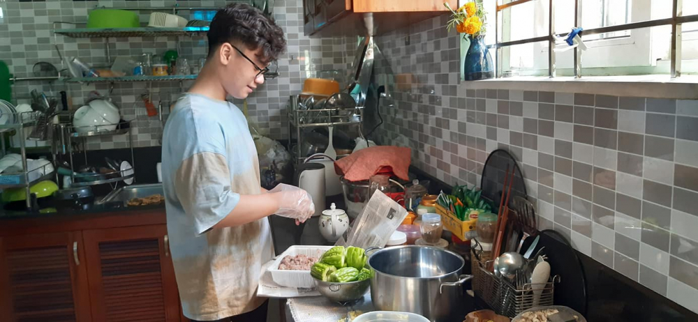 Được phục vụ vợ con là hạnh phúc Con trai nhỏ tôi làm bép từ năm cháu 6 tuổi