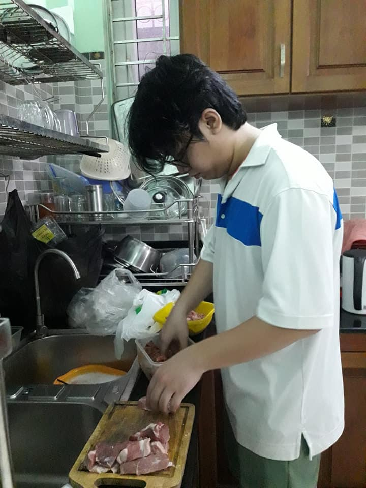 Được phục vụ vợ con là hạnh phúc Con trai lớn của tôi tan làm là về nhà nầu nướng. Ai xây tổ ấm? Chung tay thôi!