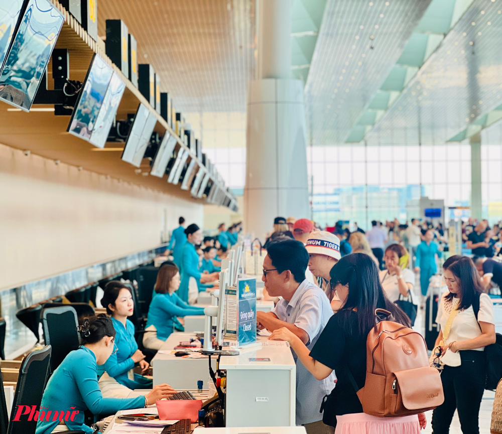 Khách làm thủ tục hàng không trên các chuyến bay nội địa của Vietnam Airlines tại nhà ga hành khách T3, Cảng HKQT Tân Sơn Nhất. Ảnh: Quốc Thái