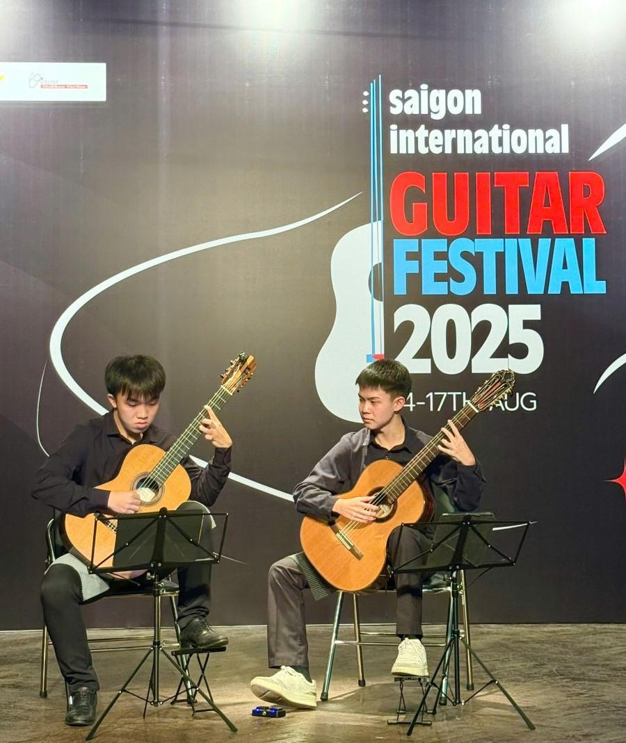 Bế mạc Liên hoan Guitar Quốc tế Sài Gòn 2025 Sunny Guitar Duo - bảng hòa tấu