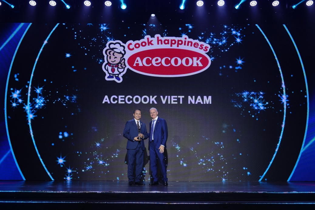 Đại diện Công ty Acecook Việt Nam vinh dự nhận giải Best Companies to Work for in Asia 2025” - Nơi làm việc tốt nhất châu Á - Ảnh: ACV