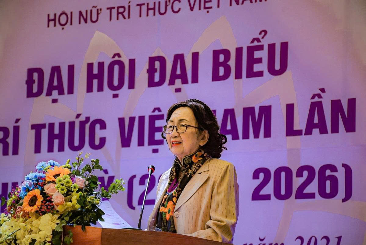 -Giáo sư Phạm Thị Trân Châu phát biểu tại Đại hội đại biểu Hội nữ trí thức nhiệm kỳ 2016-2021 - Ảnh: Thu Lương
