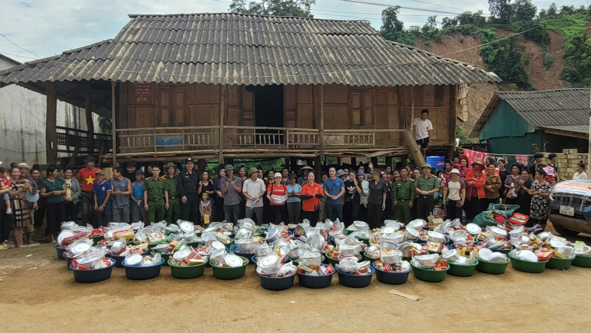 Cảnh sát cơ động Hà Nội đưa những món quà ấm nghĩa tình đến với bà con chịu ảnh hưởng do mưa lũ tại Điện Biên. Ảnh: Công an cung cấp.