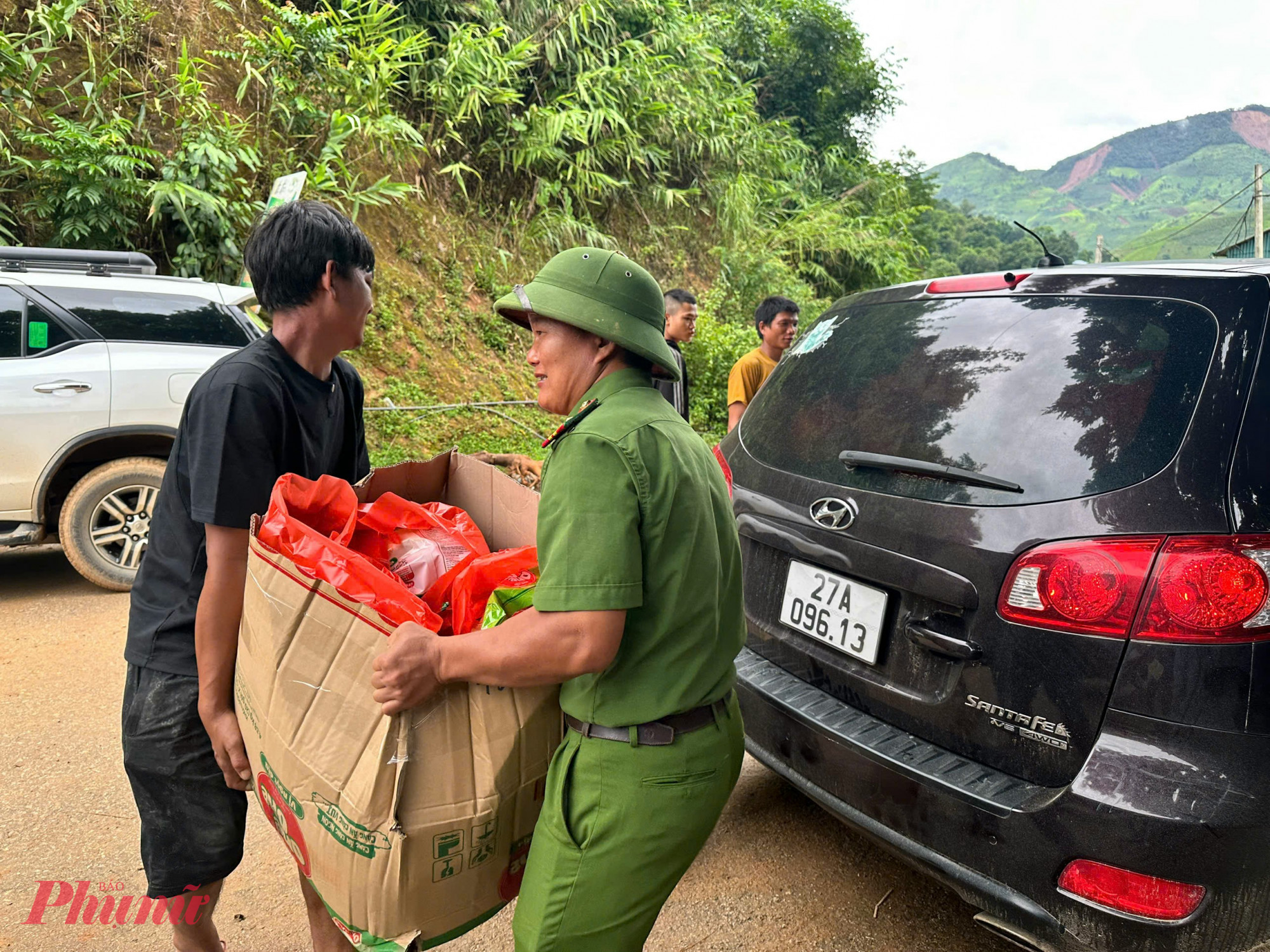 Lực lượng công an đưa từng nhu yếu phẩm đến với bà con. Ảnh: Công an cung cấp.