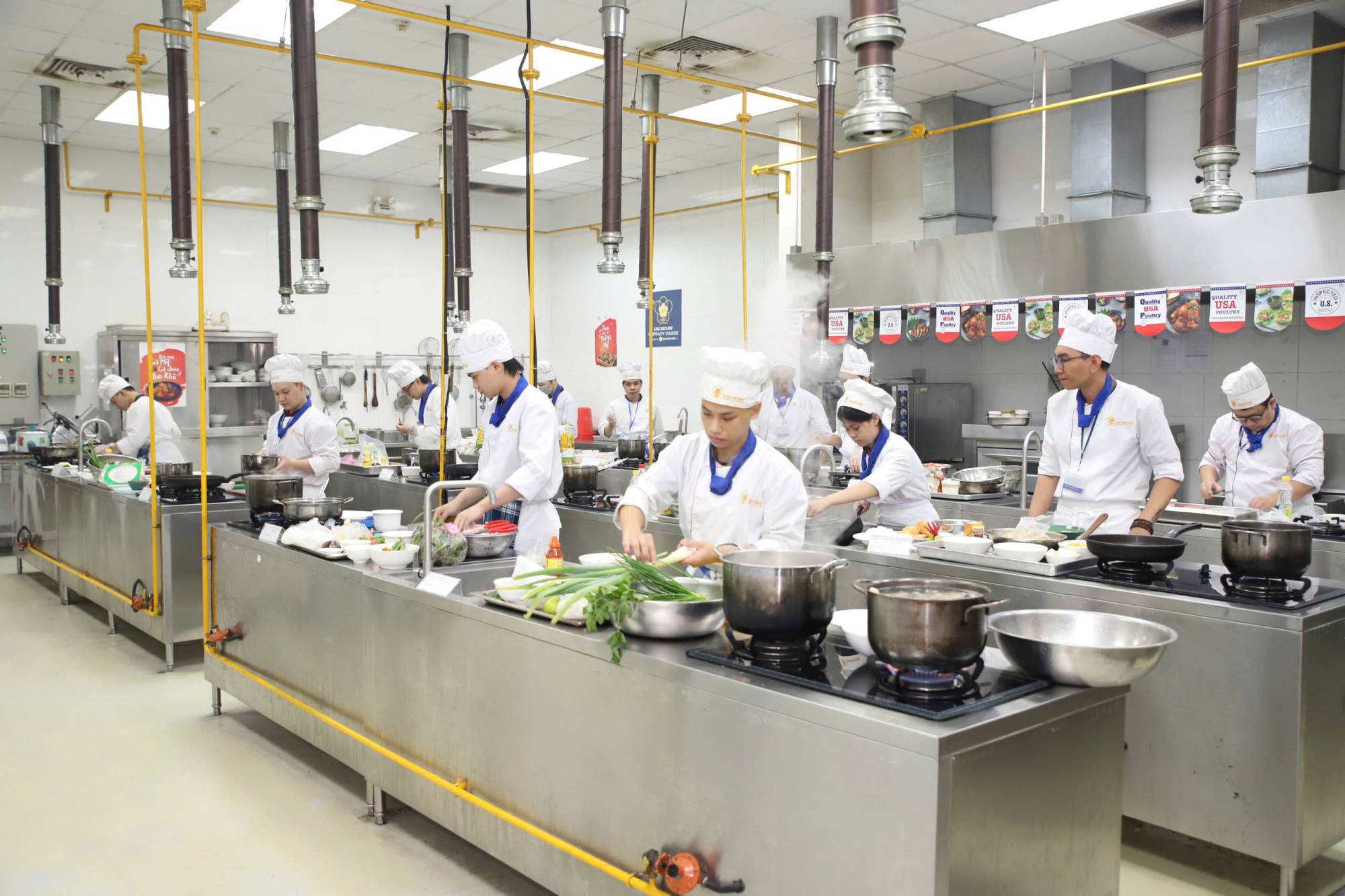 Nhiều cơ hội việc làm trong lĩnh vực nhà hàng, khách sạn cho người lao động chuyển đổi công việc - Ảnh: Nhà trường cung cấp