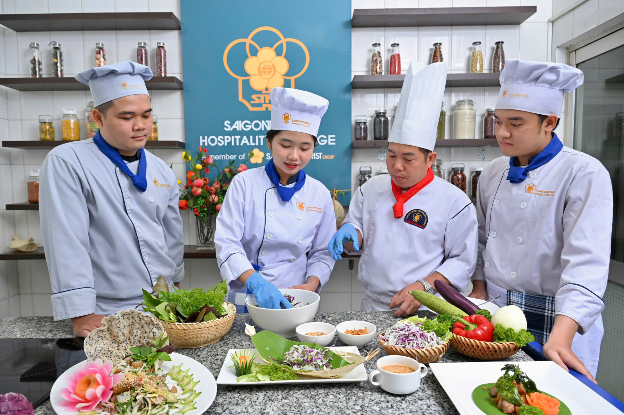 Học viên Trường Trung cấp Du lịch và Khách sạn Saigontourist Kỹ thuật chế biến món ăn - Ảnh: Nhà trường cung cấp