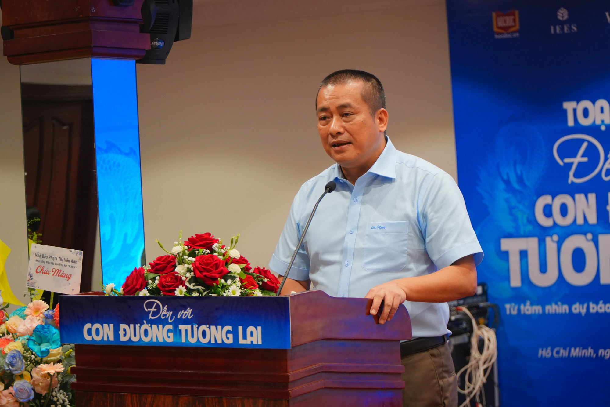 Nhà văn Nguyễn Xuân Tuấn trong buổi toạ đàm kết hợp phát động Cuộc thi Đến với Con đường tương lai  