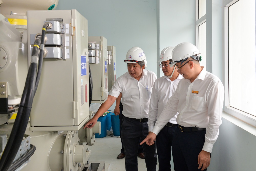 Tổng giám đốc Nguyễn Văn Thanh (bìa phải) trong một lần kiểm tra công trình đầu tư xây dựng dự án lưới điện truyền tải