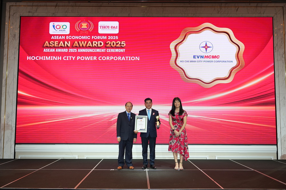 Ông Bùi Hải Thành - Phó tổng giám đốc đại diện EVNHCMC nhận chứng nhận Top 10 doanh nghiệp tiêu biểu ASEAN 2025 (ảnh do Ban tổ chức cung cấp)