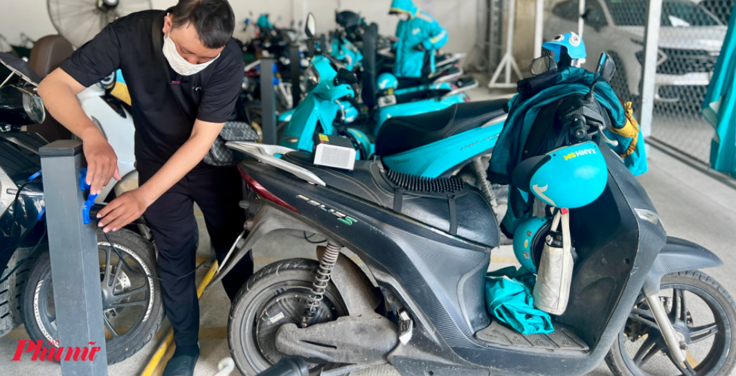 TPHCM đang nghiên cứu chính sách hỗ trợ tài xế xe công nghệ, giao hàng (shipper)  chuyển từ xe xăn sang xe điện. Ảnh: Quốc Thái