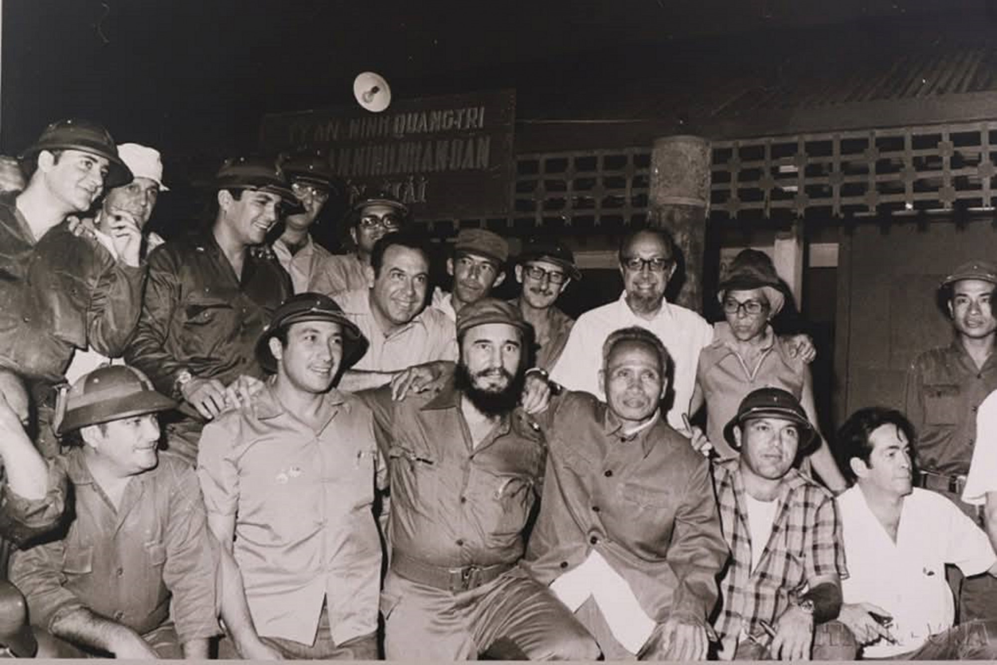  Lãnh tụ Fidel Castro thăm Quảng Trị năm 1973 giữa khói lửa chiến tranh. (ảnh TTXVN phát)