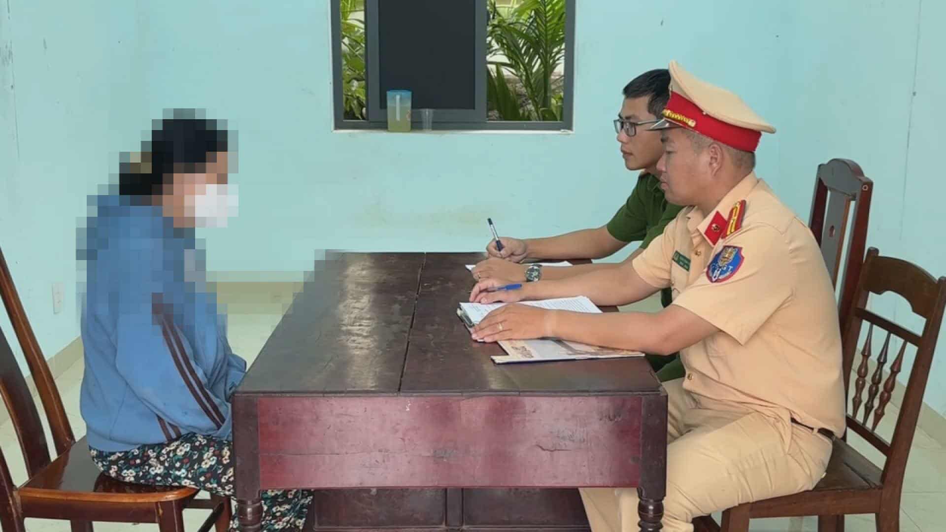 Bà L. làm việc tại cơ quan công an - Ảnh: S.Đ.