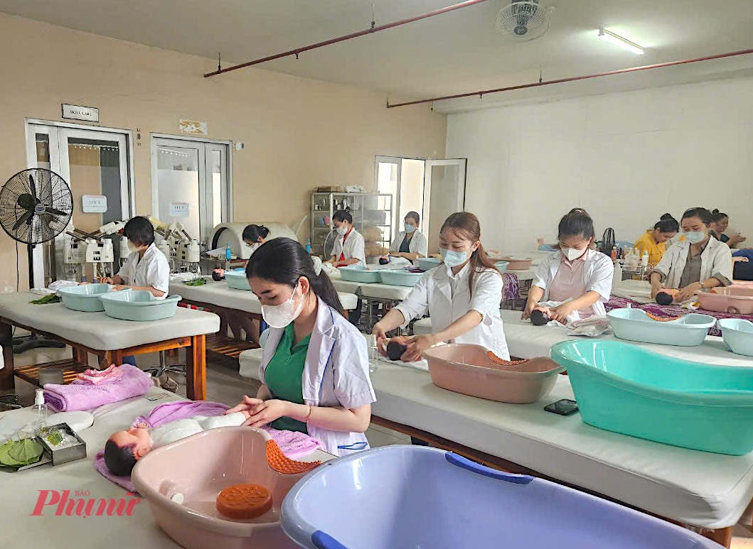 Học viên tham gia lớp chăm sóc mẹ và bé sau sinh tại Trường cao đẳng Viễn Đông - Ảnh: Nguyễn Loan