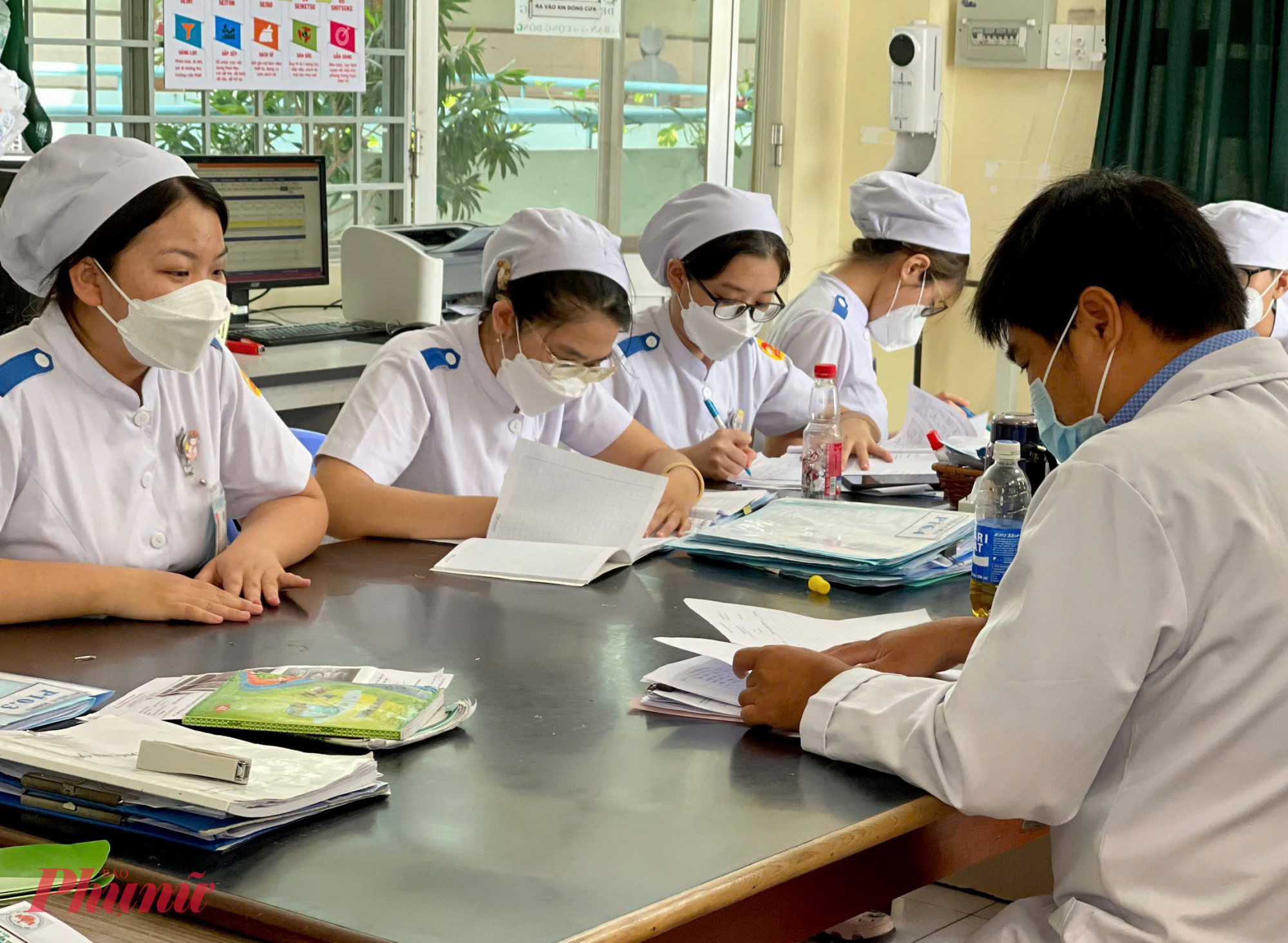 Sinh viên ngành điều dưỡng, Trường cao đẳng Viễn Đông thực tập tại các cơ sở y tế - Ảnh: N.L