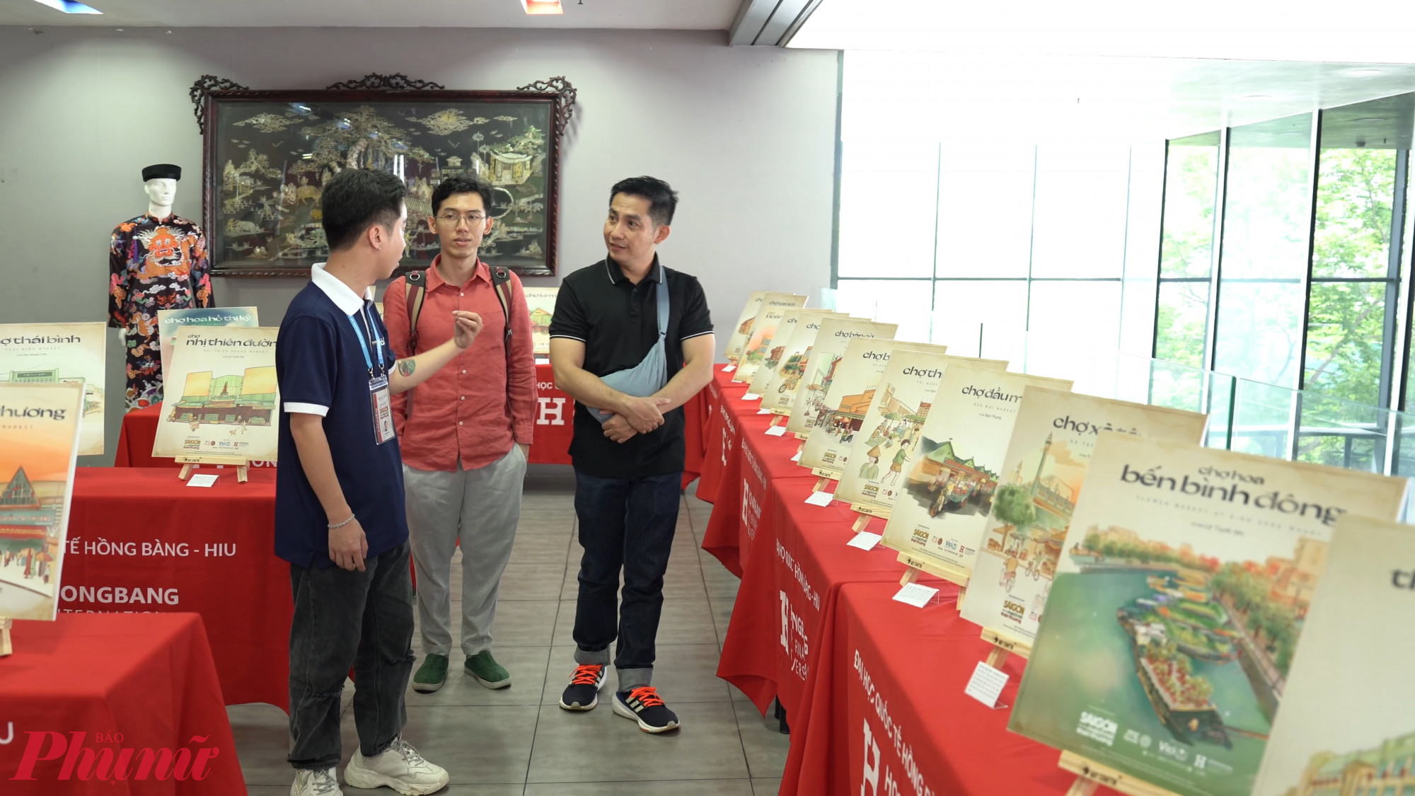 Không gian trưng bày trở thành điểm hẹn của cộng đồng sáng tạo, nơi người xem vừa chiêm ngưỡng tác phẩm, vừa tìm thấy sự đồng cảm với ký ức đô thị quen thuộc.