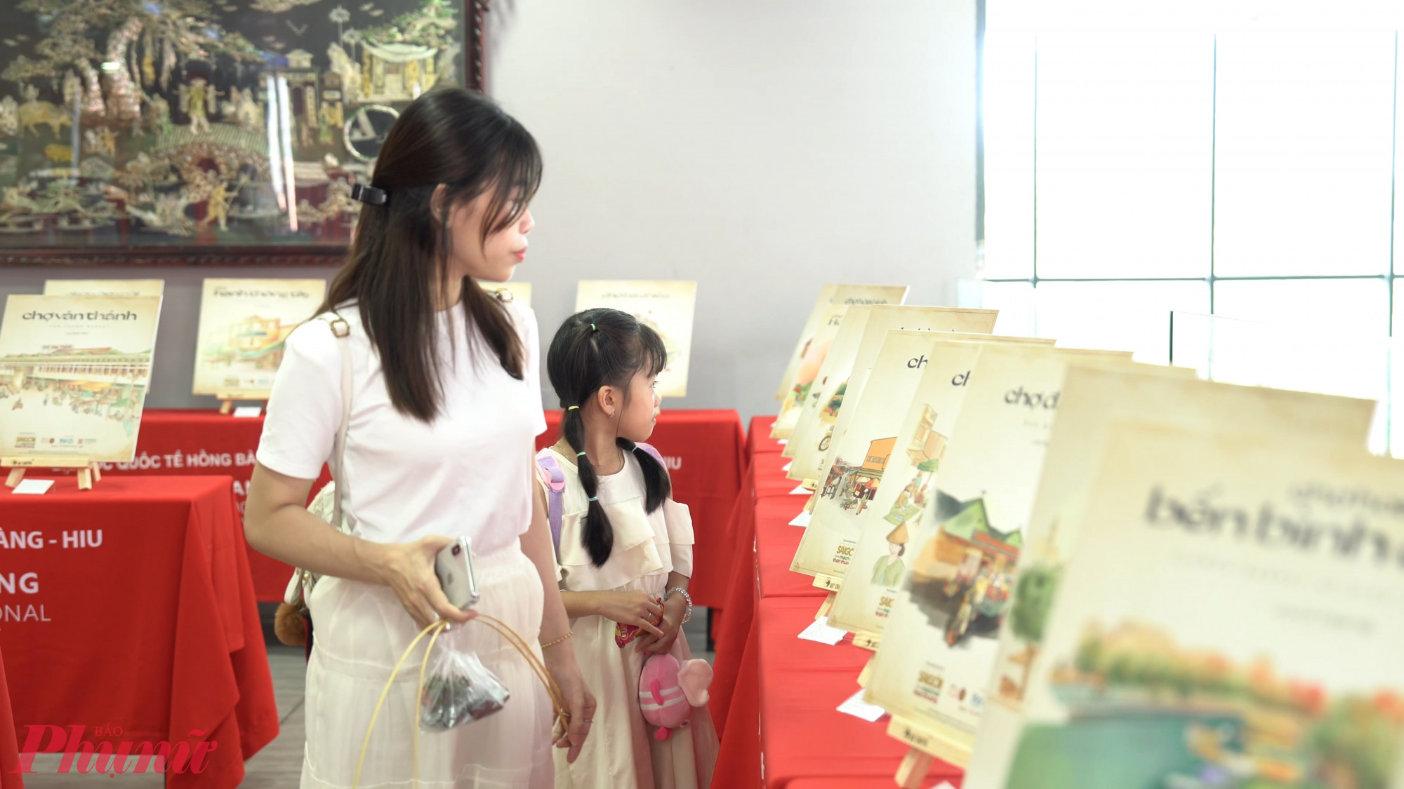 Một trong những di chỉ hình thành ênn Sài Gòn, là chợ, cũng được tái hiện qua tranh một cách gần gũi, sinh động: Chợ Tân Định, chợ Bến Thành...