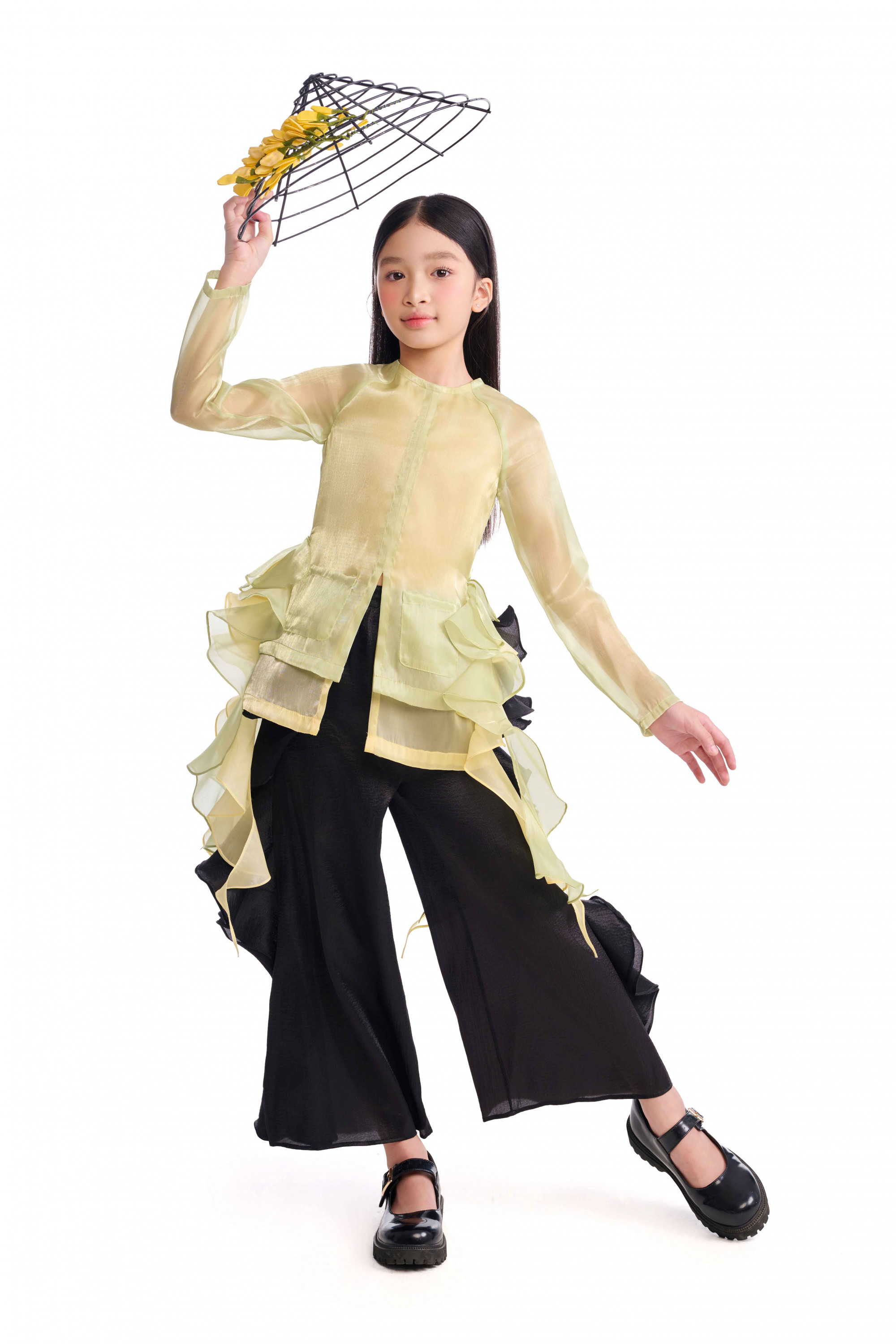 Khép lại hành trình xuyên suốt dải đất hình chữ S, mẫu nhí Tâm Nhi trở về với hình ảnh thân thương của người con gái miền Nam trong áo bà ba. NTK Nguyễn Minh Công mang đến hơi thở mới cho thiết kế bằng việc kết hợp form dáng truyền thống với chi tiết tua rua thời thượng, tạo nét hiện đại nhưng vẫn giữ được tinh thần mộc mạc, gần gũi. 