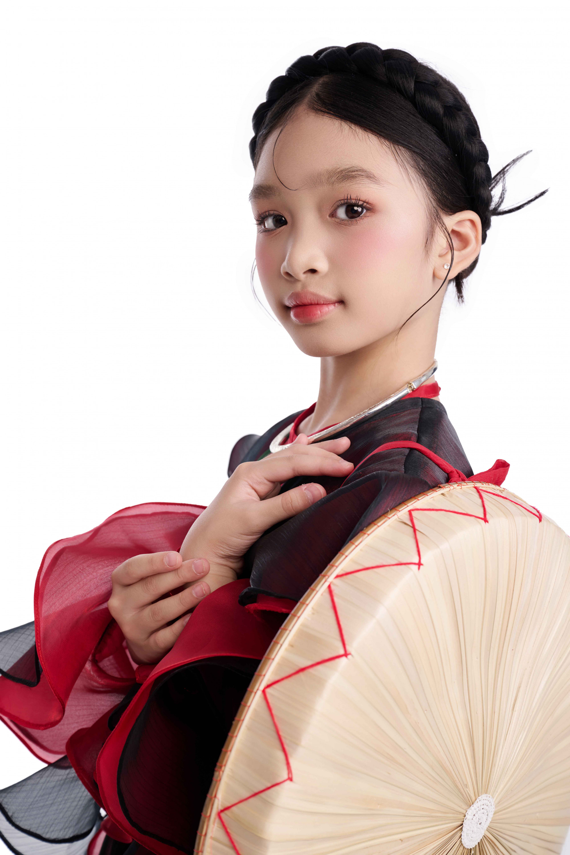 Mở đầu hành trình, Ruby Tâm Nhi hóa thân thành thiếu nữ miền Bắc dịu dàng trong tà áo tứ thân mềm mại đặc trưng của người phụ nữ Kinh Bắc xưa. NTK Nguyễn Minh Công tinh tế kết hợp cùng nón quai thao rộng vành và sáng tạo khi sử dụng quả cau xanh thành bó hoa, vừa gợi nhớ phong tục trầu cau truyền thống, vừa tạo nét chấm phá độc đáo cho tổng thể. của người con gái Kinh Bắc. 