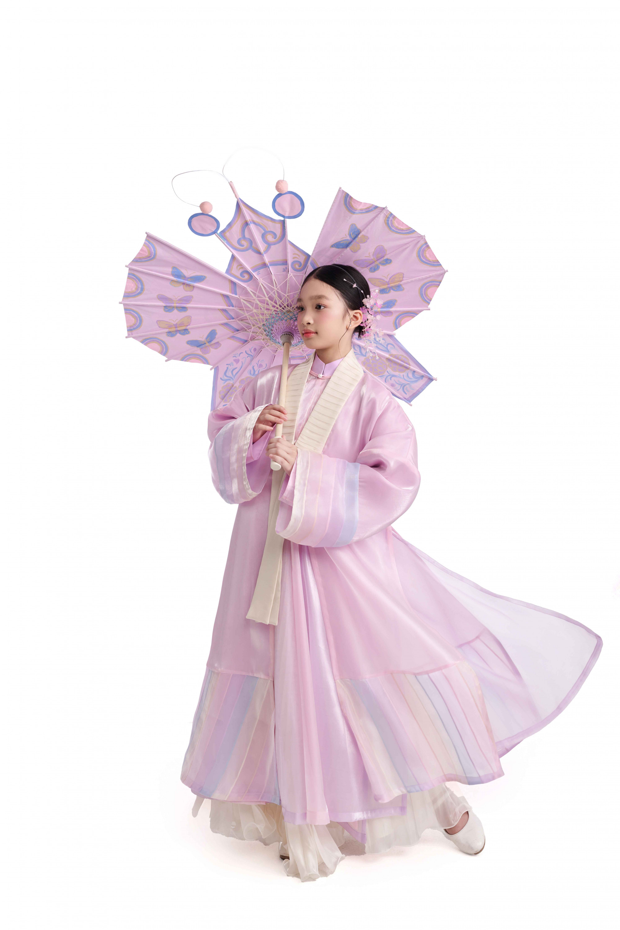 về miền Trung duyên hải, dừng chân nơi cố đô Huế. Ruby Tâm Nhi hóa thân thành công chúa xứ Huế trong trang phục Nhật Bình. NTK Nguyễn Minh Công chọn Nhật Bình gam màu tím pastel kết hợp cùng lộng bướm được điểm xuyết tinh tế mang lại khí chất sang trọng, khiến tổng thể hài hòa càng tôn lên vẻ kiêu sa, thanh nhã của mẫu nhí.