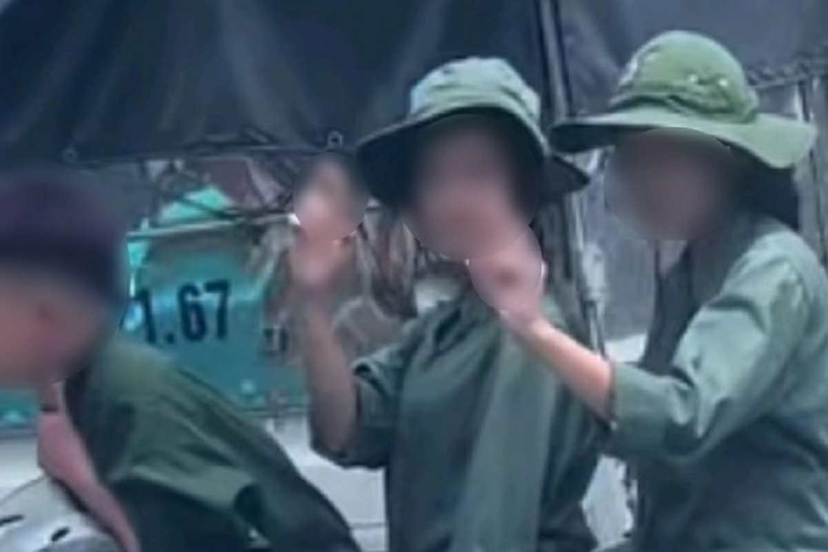 Các em vẫn đang trong lứa tuổi học trò, giai đoạn dễ bốc đồng, dễ bị cuốn theo đám đông, và trên hết, dễ mắc sai lầm. Ảnh: cắt từ clip