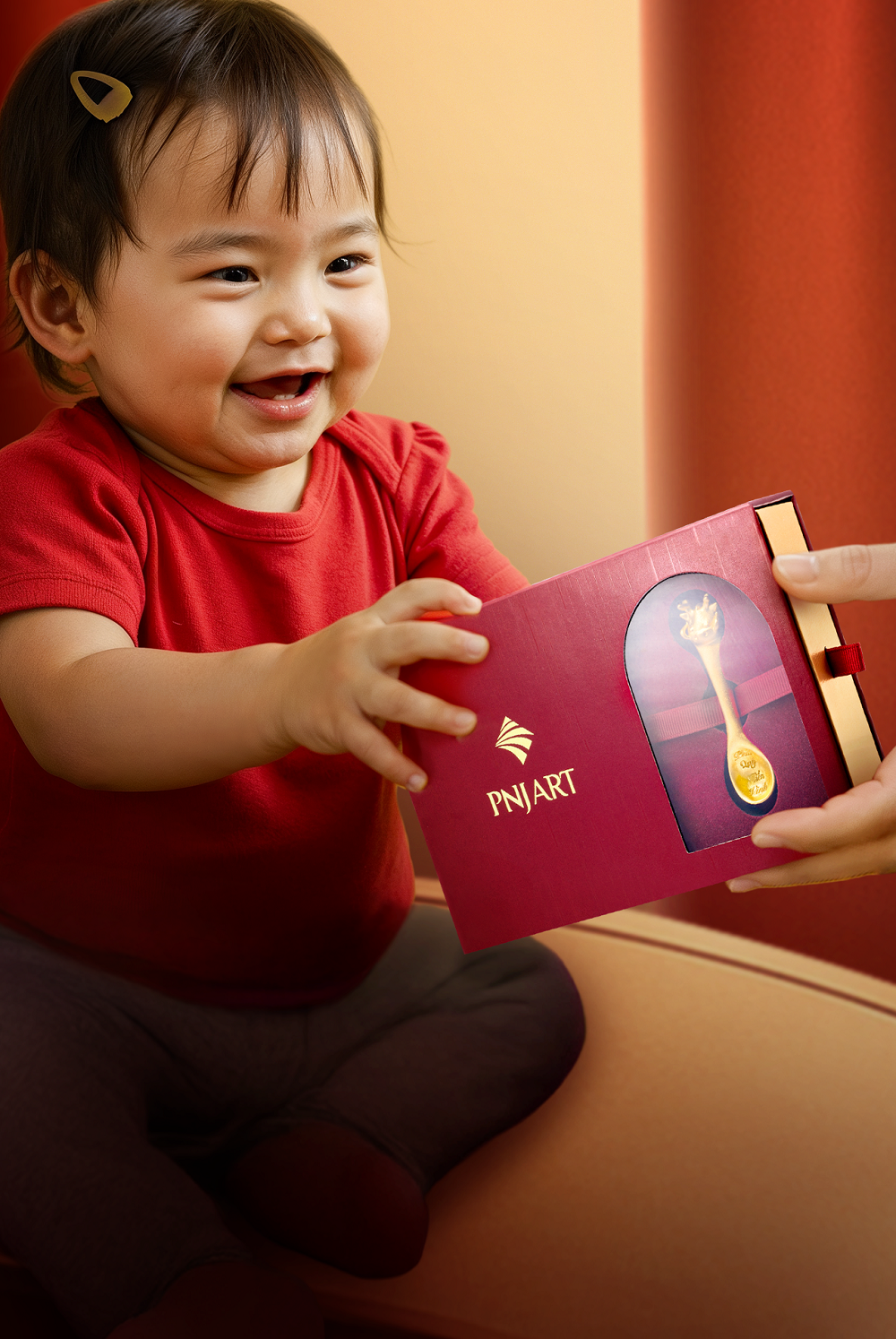 Món quà thôi nôi mang ý nghĩa đặc biệt, chứa đựng yêu thương, hy vọng và niềm tin vào một tương lai đủ đầy cho con - Ảnh: PNJ
