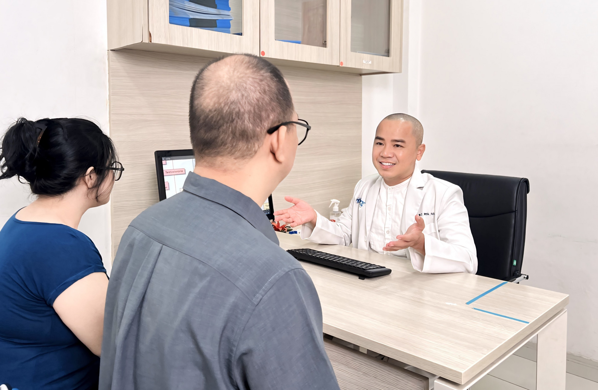 Bác sĩ Trà Duy Anh thăm khám cho hai vợ chồng bị rối loạn sinh lý, ảnh bác sĩ cung cấp