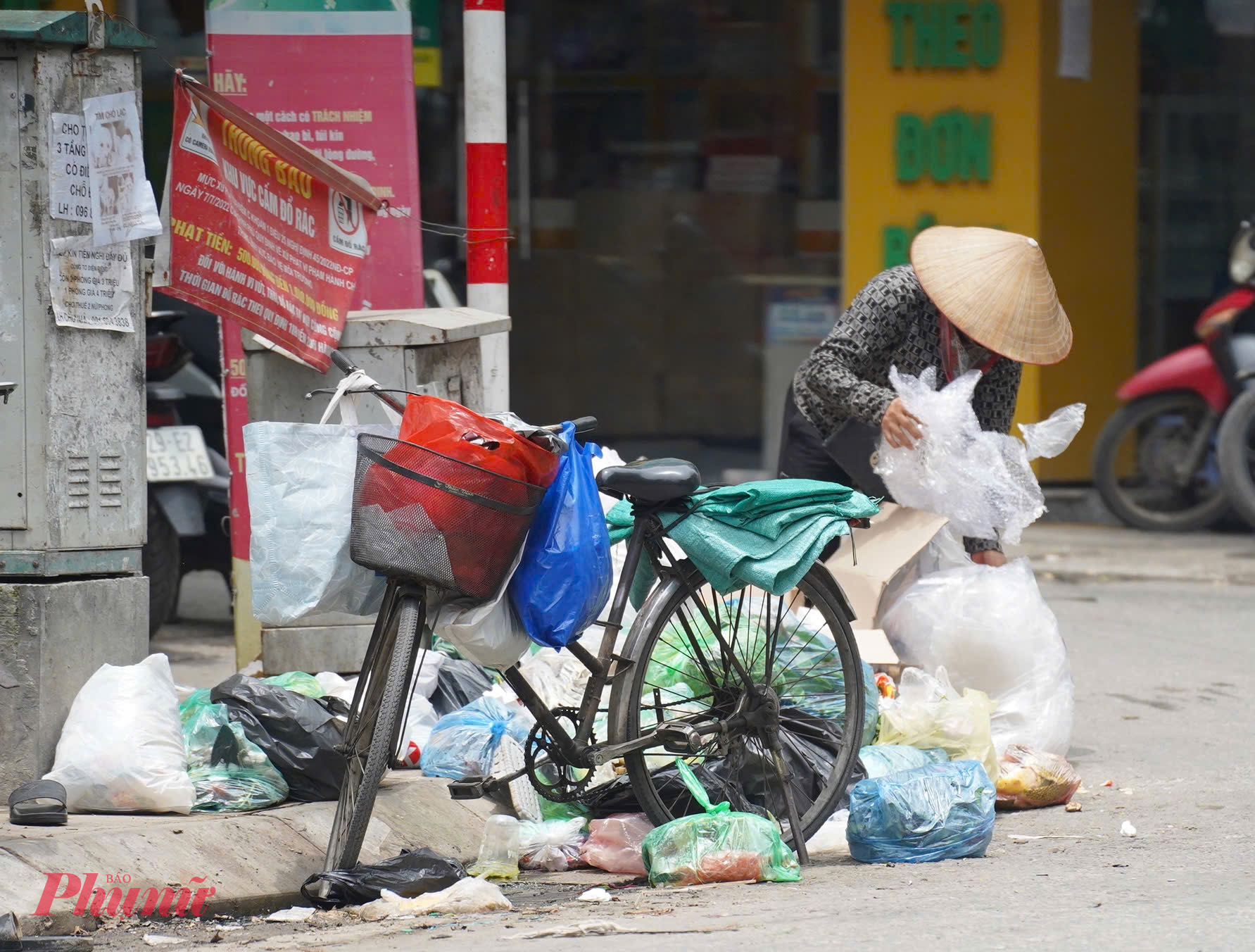 Ngân sách TP Hà Nội nhiều năm qua phải bù đắp phí thu gom rác.