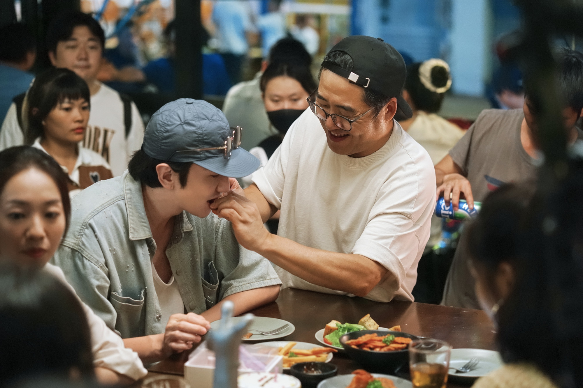 Lee Kwang Soo và đạo diễn Kim Sung Hoon nhiều lần hợp tác (Ảnh: ĐPCC)