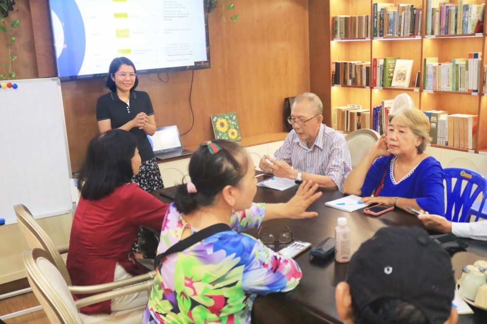 Chị Thụy Vũ đang hướng dẫn học viên về phòng chống lừa đảo trên mạng - ẢNH: CÁT QUÂN