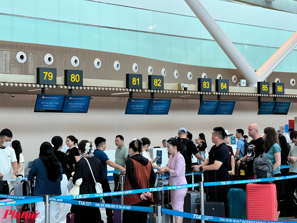 Tại nhà ga T3, hành khách của Vietnam Airlines làm thủ tục tại các quầy từ số 56 đến 109. Hành khách của Pacific Airlines dự kiến làm thủ tục tại các quầy từ số 11 đến 18; hành khách của Vasco và các chuyến bay của Vietnam Airlines trên đường bay giữa TP.HCM và Côn Đảo, Rạch Giá, Cà Mau sẽ làm thủ tục tại các quầy từ  số 19 đến 24. Ngoài ra, 22 kiosk check-in tự động được bố trí tại nhà ga giúp hành khách của cả ba hãng chủ động và tiết kiệm thời gian khi làm thủ tục. Trong thời gian đầu chuyển đổi, từ 19/8 đến 30/9/2025, Vietnam Airlines Group sẽ áp dụng chính sách hỗ trợ đổi vé đối với các trường hợp bị ảnh hưởng do thay đổi nhà ga.