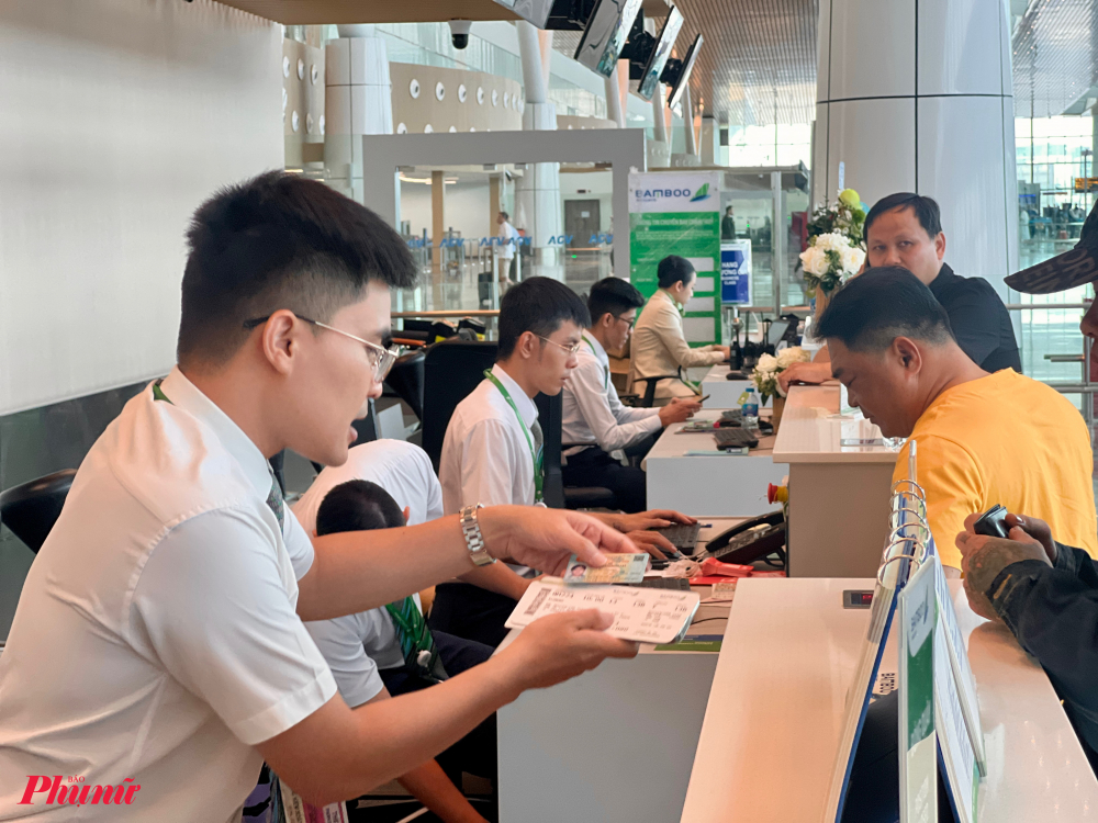 Trong những ngày đầu chuyển sang nhà ga T3 (từ ngày 18 đến 24/8/2025) hành khách bị trễ chuyến bay khởi hành từ nhà ga T3 Bamboo Airways hỗ trợ  sẽ được miễn phí đổi vé từ ngày 18-24/8/2025. Chương trình nhằm hỗ trợ khách hàng của hãng trong tuần đầu chuyển đổi nhà ga khai thác.