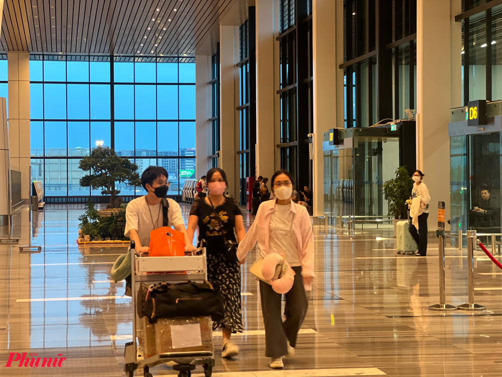 Mặc dù đã có thông báo chuyển chuyến bay nội địa sang nhà ga mới T3, tuy nhiên theo ghi nhận khoảng 20 phút tại khu vực hỗ trợ khách hàng, quầy mua vé của Vietnam AIrlines vẫn có khách đi nhầm nhà ga, nhầm chuyến,... dẫn đến muộn giờ bay.