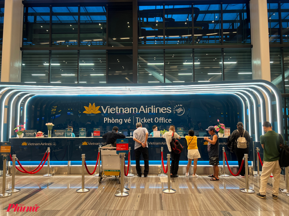 Tại phòng vé Vietnam Airlines, ông Nguyễn Đức Thắng (65 tuổi, ngụ Thừa Thiên Huế) cho biết đã đặt vé qua một ứng dụng du lịch – hàng không. Do không để ý cụm ghi chú “Liên danh (do Pacific điều hành)”, ông nghĩ chuyến bay khởi hành từ nhà ga T3. Khi đến làm thủ tục, ông mới phát hiện chuyến bay của Pacific vẫn khai thác tại nhà ga cũ. Do trễ giờ, ông buộc phải mua vé khác của Vietnam Airlines với chi phí bổ sung khoảng 1,5 triệu đồng mỗi vé.
