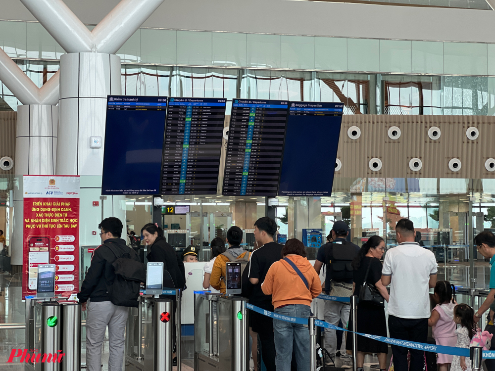 Theo Tổng công ty Cảng Hàng không Việt Nam (ACV), sau khi nhà ga T3 sân bay Tân Sơn Nhất đi vào hoạt động, đơn vị đang hoàn tất việc phân chia khu vực khai thác khách nội địa cho các hãng hàng không. Đến ngày 19/8, toàn bộ chuyến bay nội địa của Vietnam Airlines Group và Bamboo Airways đã chuyển sang T3. Dự kiến ngày 21/8, Vietravel Airlines cũng sẽ khai thác toàn bộ chuyến bay nội địa tại đây. Như vậy, nhà ga T1 hiện chỉ còn Vietjet Air sử dụng cho các chuyến bay nội địa.
