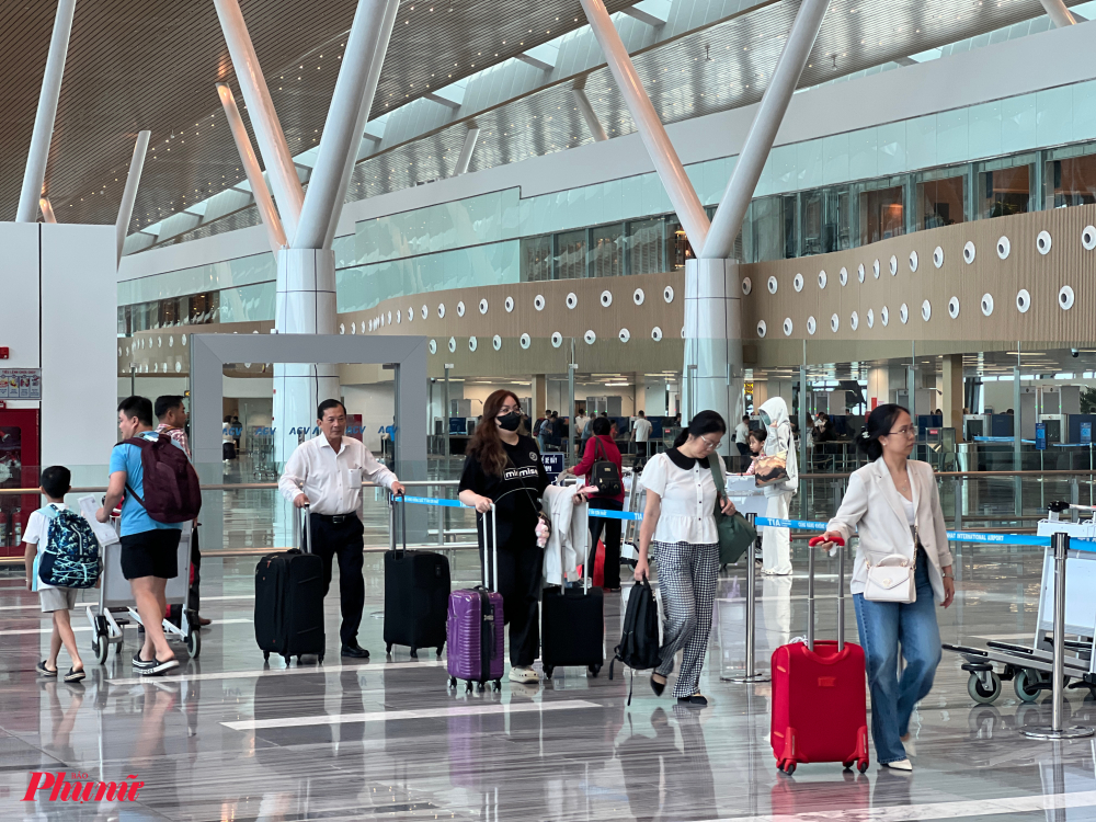 Tương tự, đại diện Bamboo Airways cho biết, trong ngày đầu tiên chuyển sang nhà ga mới T3, hãng ghi nhận trong 3 chuyến bay vào buổi sáng 18/8 đi và đến nhà ga mới chỉ có 1 trường hợp khách đi nhầm nhà ga. Sau đó, hành khách vẫn được hãng hỗ trợ vận chuyển miễn phí từ nhà ga cũ (T1) sang T3 để tiếp tục hành trình.