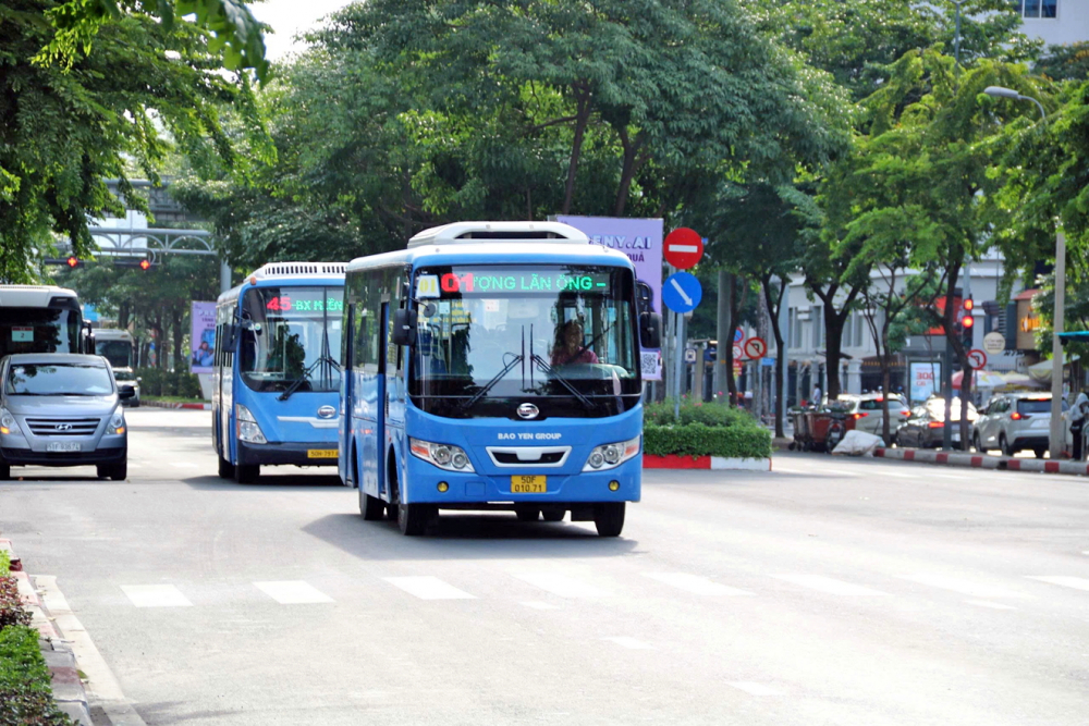 Xe buýt điện chạy trên đường Hàm Nghi, phường Bến Thành - ẢNH: THANH TÂM