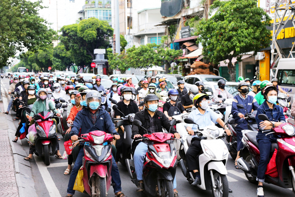 Các loại xe xăng lưu thông trên đường Điện Biên Phủ, phường Tân Định, TPHCM. Đối với nhiều người, xe máy < 2-3 là tài sản giá trị nên việc hạn chế xe xăng ngay lập tức có thể gây khó khăn cho cuộc sống người dân nếu không có chính sách hỗ trợ - ẢNH: NGUYỄN VĂN