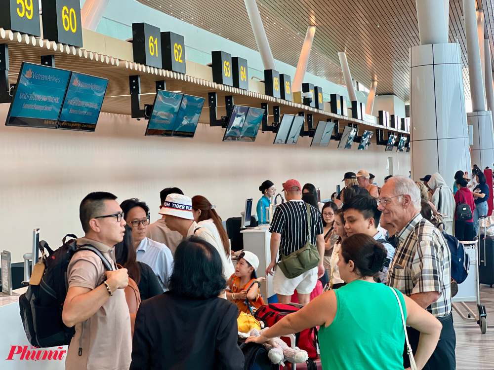 Đại diện Vietnam Airlines cho biết, từ 4g ngày 19/8/2025 toàn bộ bộ các chuyến bay nội địa của Vietnam Airlines Group (gồm Vietnam Airlines, Pacific Airlines và Vasco) sẽ được khai thác tại nhà ga T3, Cảng HKQT Tân Sơn Nhất. Đây là bước tiếp theo sau khi Vietnam Airlines bắt đầu khai thác các chuyến bay nội địa tại nhà ga mới này ngày 19/4/2025. 