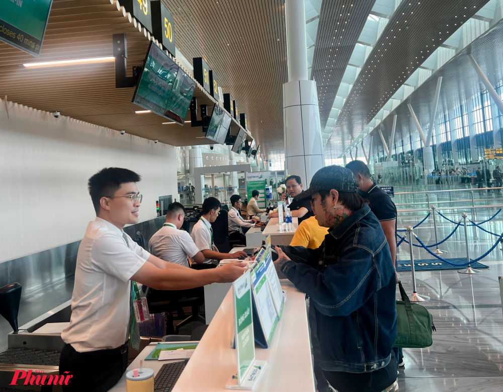 Để áp dụng chính sách hỗ trợ, hành khách bị trễ chuyến bay Bamboo Airways khởi hành từ nhà ga T3 do không năm được thông tin, nhưng đáp ứng đủ hai điều kiện là có mặt tại T3 trong vòng 20 phút sau giờ khởi hành in trên vé và được bộ phận mặt đất của hãng xác nhận sẽ được hộ trợ đội vé miễn phí sang chuyến bay kế tiếp có cùng hành trình. Trường hợp chuyến kế tiếp không còn chỗ, hãng sẽ đổi vé miễn phí và miễn chênh lệch giá vé cho hành khách sang chuyến bay gần nhất còn chỗ.